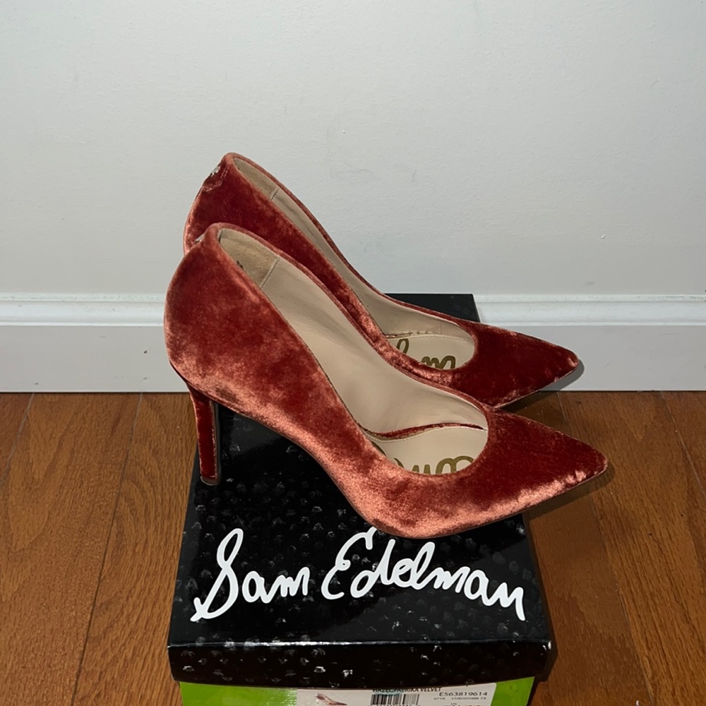 Velvet heels / pumps